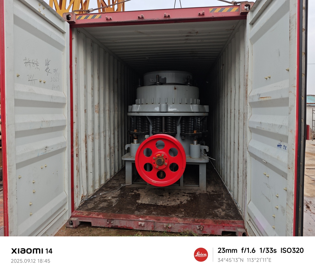 Spring cone crusher dimuat ke kontainer pengiriman di fasilitas Zhengzhou