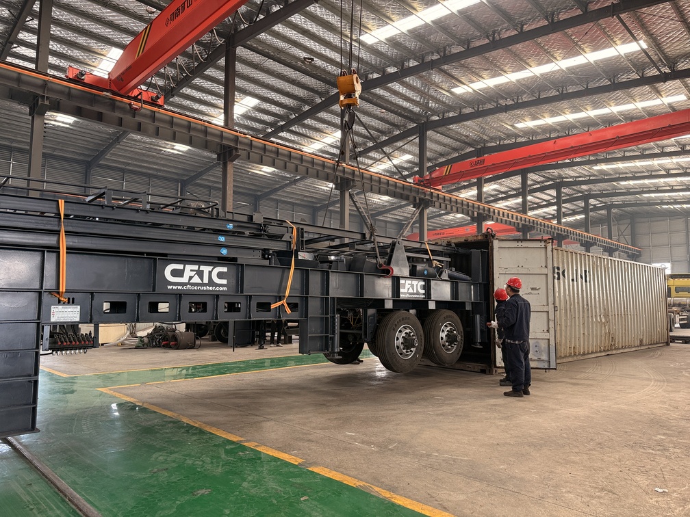 Peralatan mobile crushing CFTC dimuat ke kontainer pengiriman dengan derek gantung