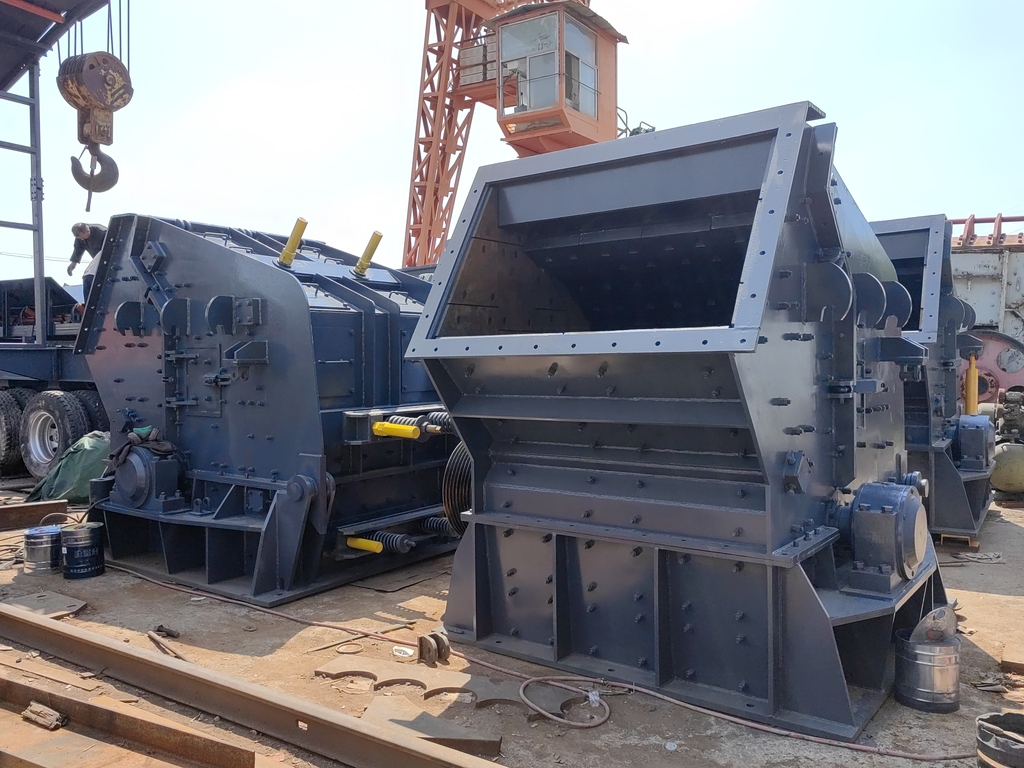 Tiga unit impact crusher CFTC disiapkan di halaman peralatan siap kirim