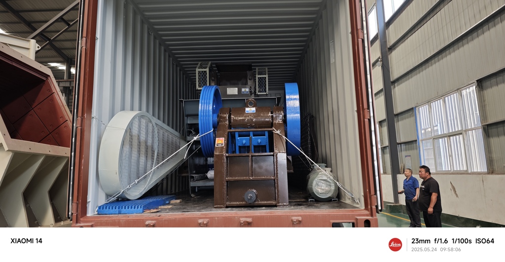 Jaw crusher sedang dimuat ke kontainer pengiriman dengan inspeksi pelanggan
