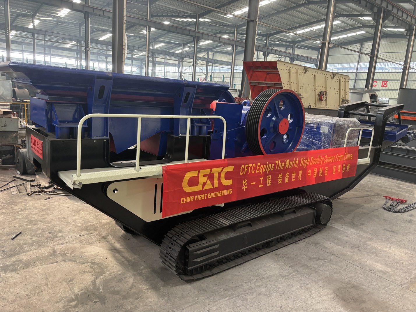 Mobile tracked jaw crusher CFTC selesai diproduksi di pabrik dengan spanduk merek