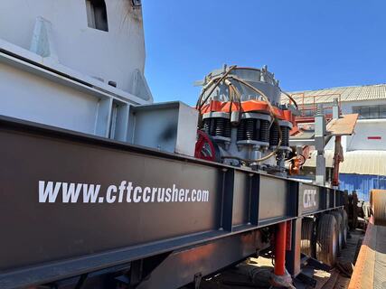 Mobile cone crusher CFTC di-staging di luar ruangan dengan branding untuk inspeksi pra-pengiriman