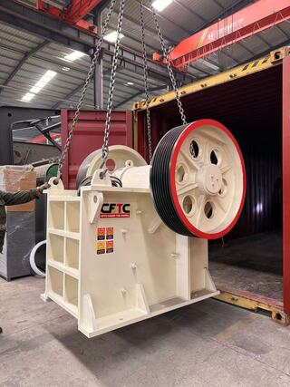 Jaw crusher CFTC diangkat oleh overhead crane ke dalam container pengiriman