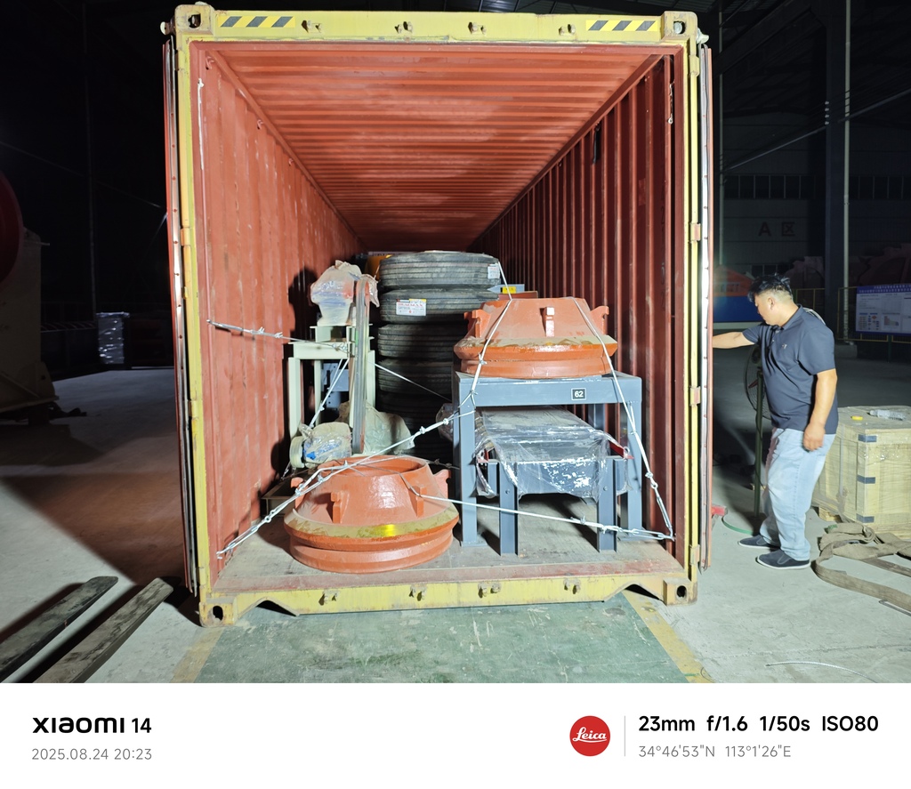 Suku cadang aus cone crusher (mantle dan bowl liner) dimuat pada malam hari