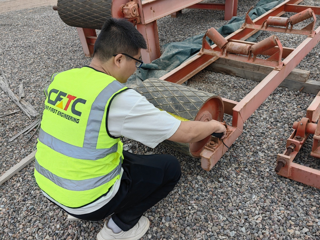 Engineer CFTC melakukan perawatan on-site pada sistem conveyor