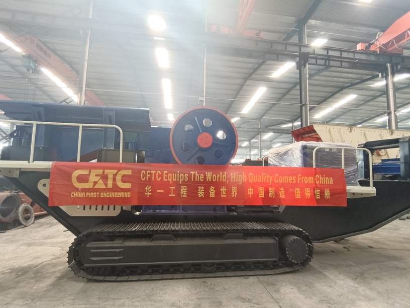 Pabrik mobile jaw crusher CFTC dengan banner branding siap dikirim