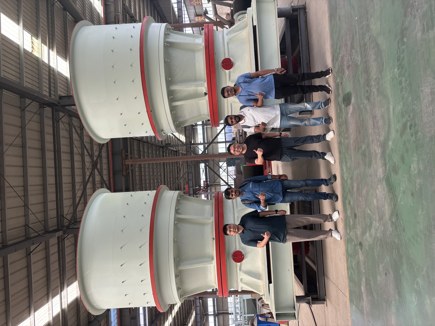 Klien merayakan factory acceptance test dengan cone crusher