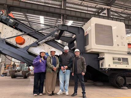 Delegasi klien memeriksa mobile crusher di fasilitas CFTC