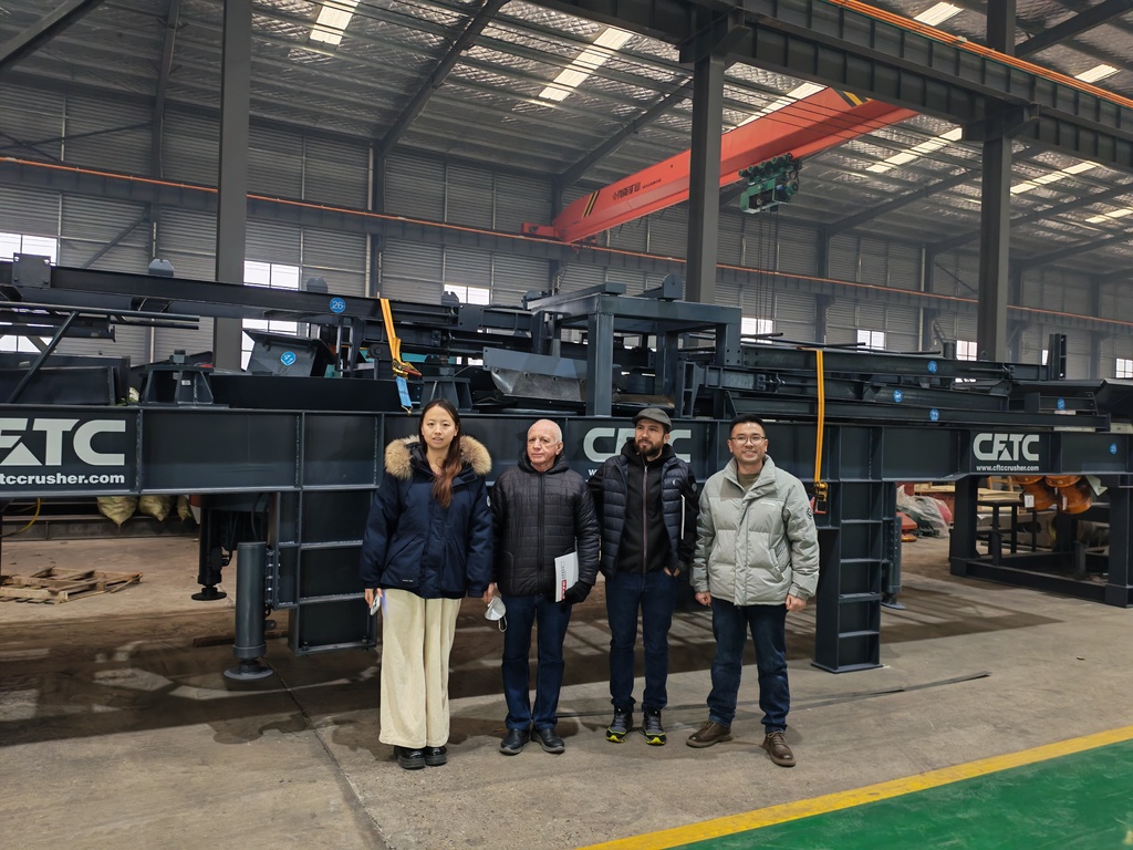 Klien internasional memeriksa pabrik mobile crushing CFTC di pabrik