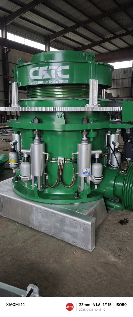 Hydraulic cone crusher di area perakitan pabrik
