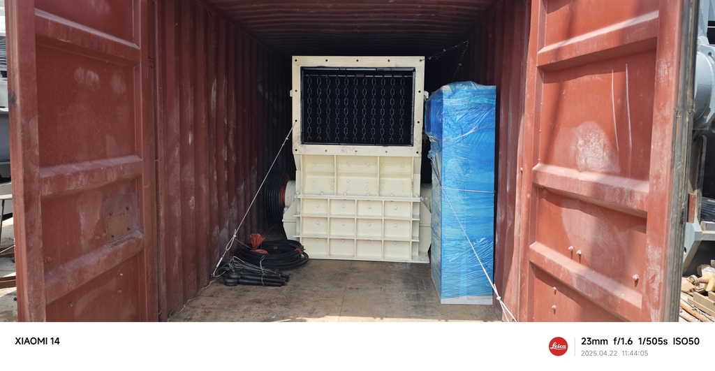 Peralatan crusher diamankan di container pengiriman untuk ekspor