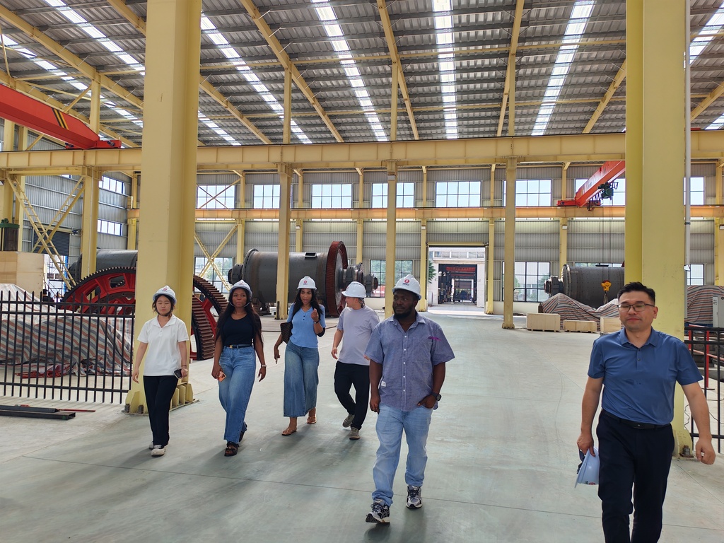 Delegasi internasional berkeliling fasilitas manufaktur heavy equipment CFTC