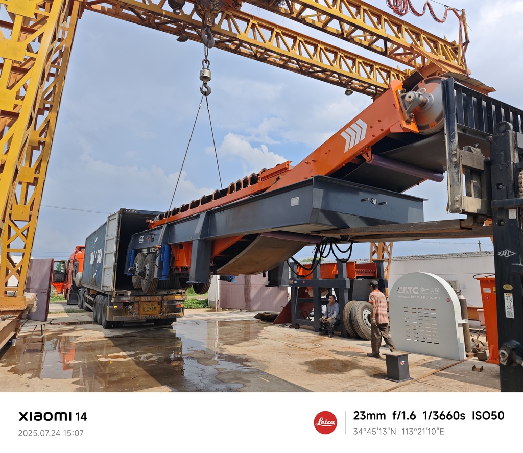 Peralatan mobile crushing dimuat oleh gantry crane untuk pengiriman